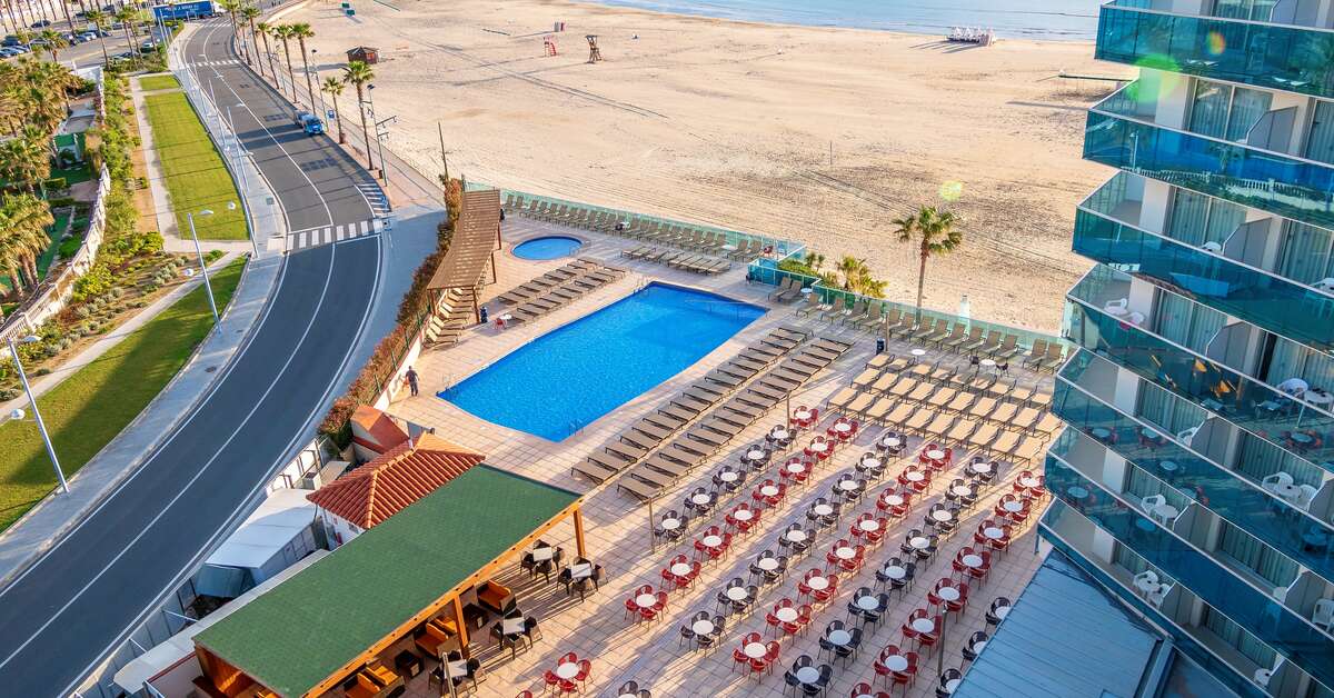 Een foto van de buitenkant van Hotel Golden Donaire Beach