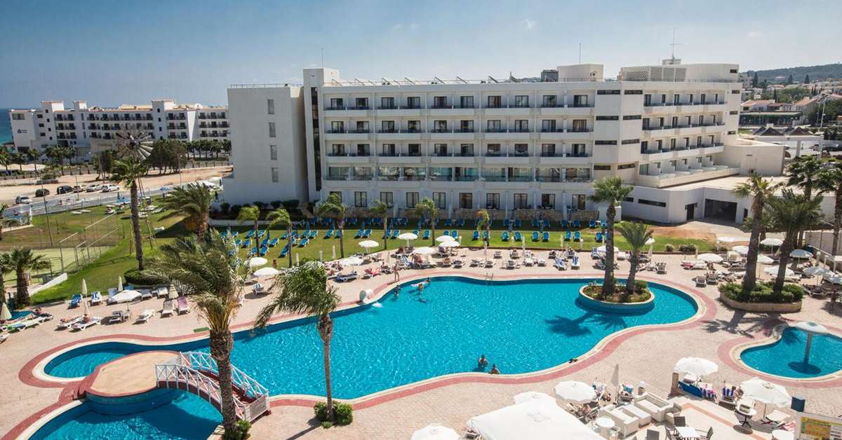 Een foto van het zwembad bij Tsokkos Protaras Beach Hotel