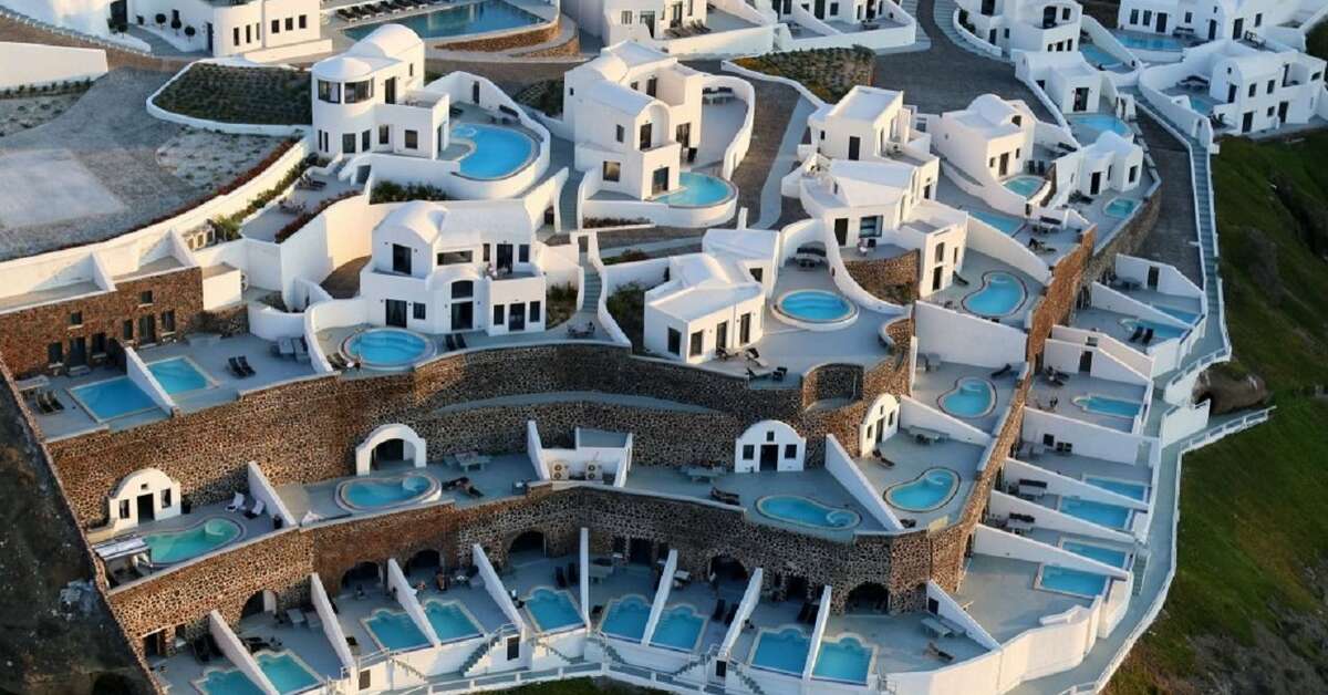 Een foto van de buitenkant van Grand Ambassador Santorini by Trend Hotels