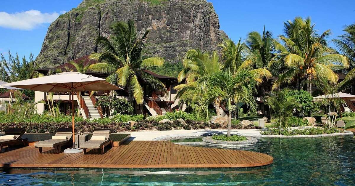 Een foto van het zwembad bij LUX Le Morne