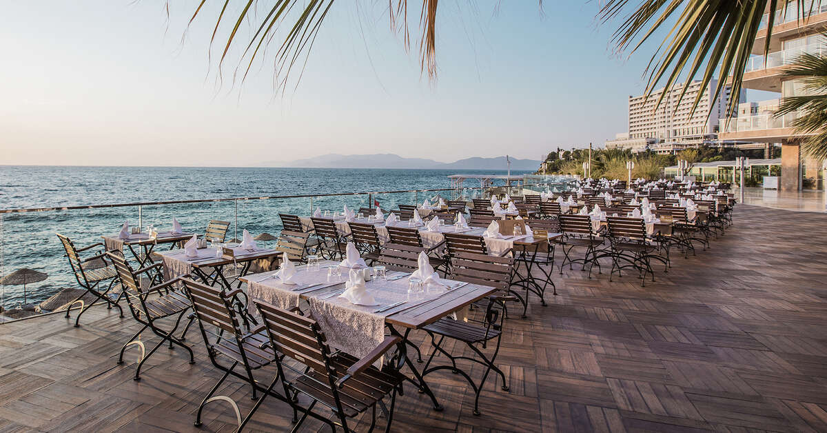 Een foto van het terras bij Charisma De Luxe Hotel