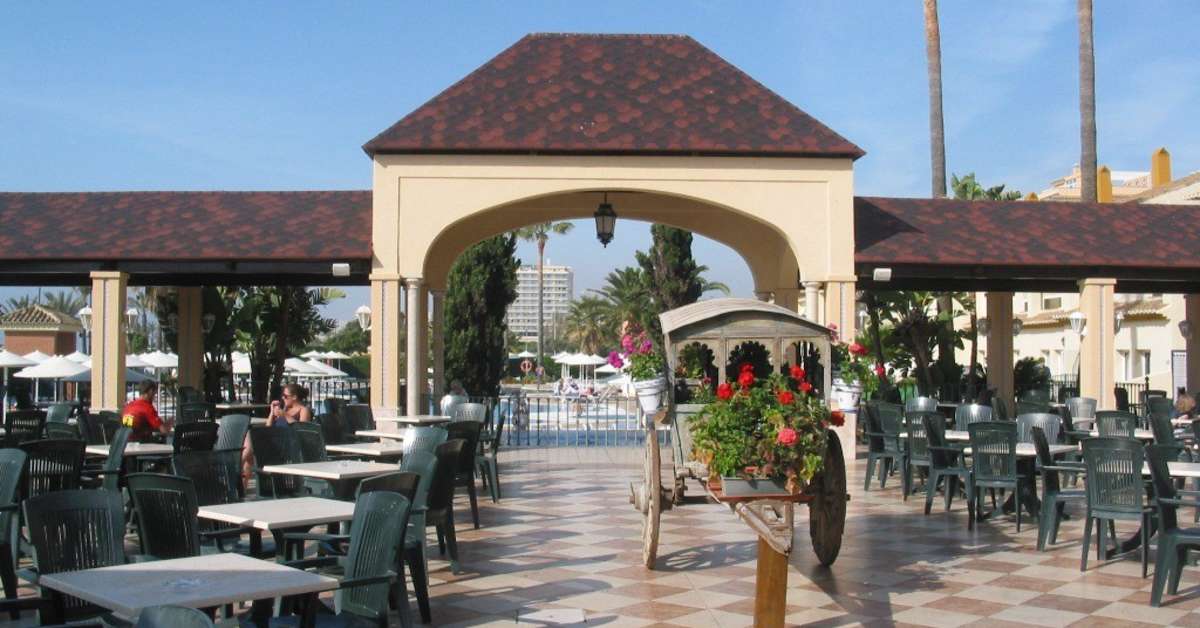 Een foto van het terras bij Occidental Torremolinos Playa