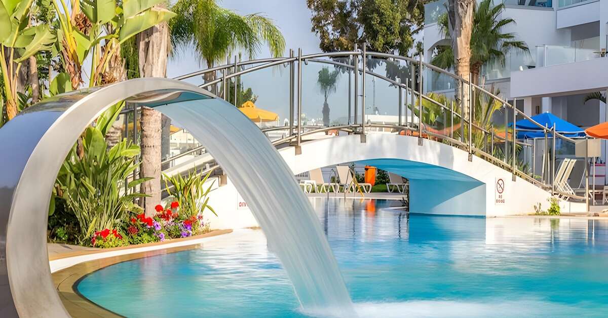 Ein Foto vom Pool im Anesis Hotel