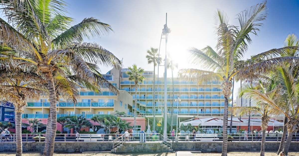 Een foto van de buitenkant van Bull Hotel Reina Isabel & Spa