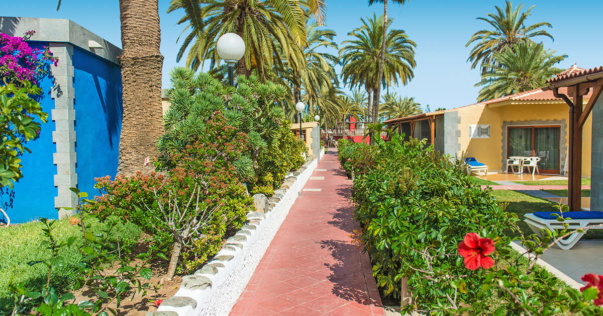 Een foto van de buitenkant van HL Bungalows Miraflor Suites