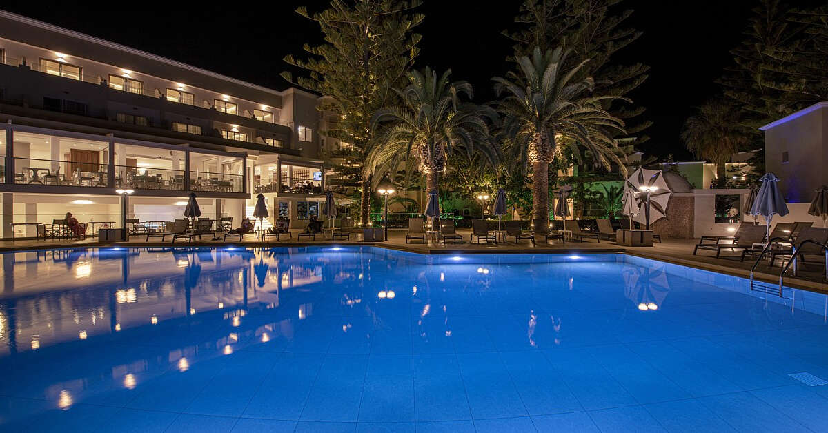 Een foto van het zwembad bij Vantaris Luxury Beach Resort