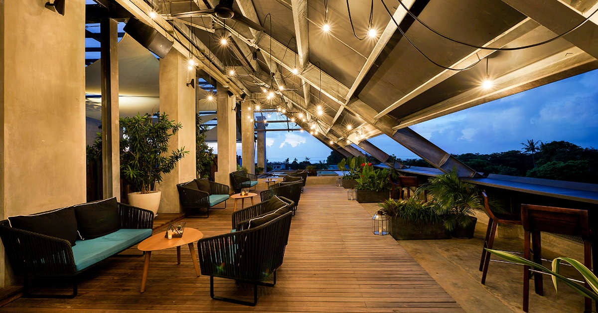 Een foto van het terras bij Artotel Sanur