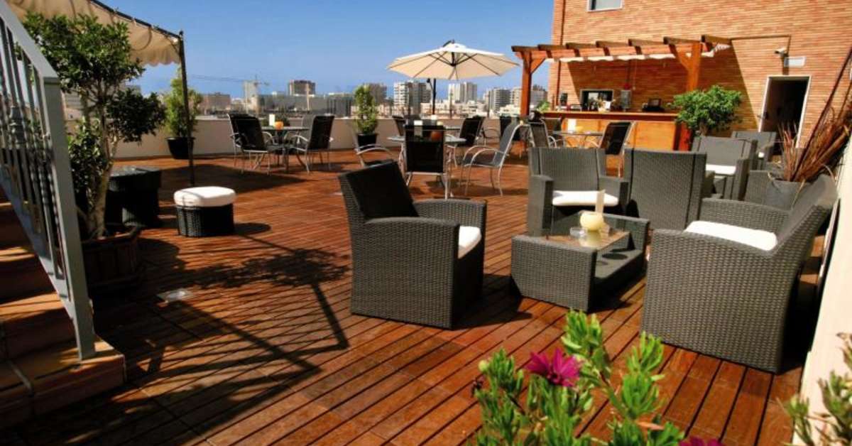 Een foto van het terras bij Salles Hotel Malaga Centro