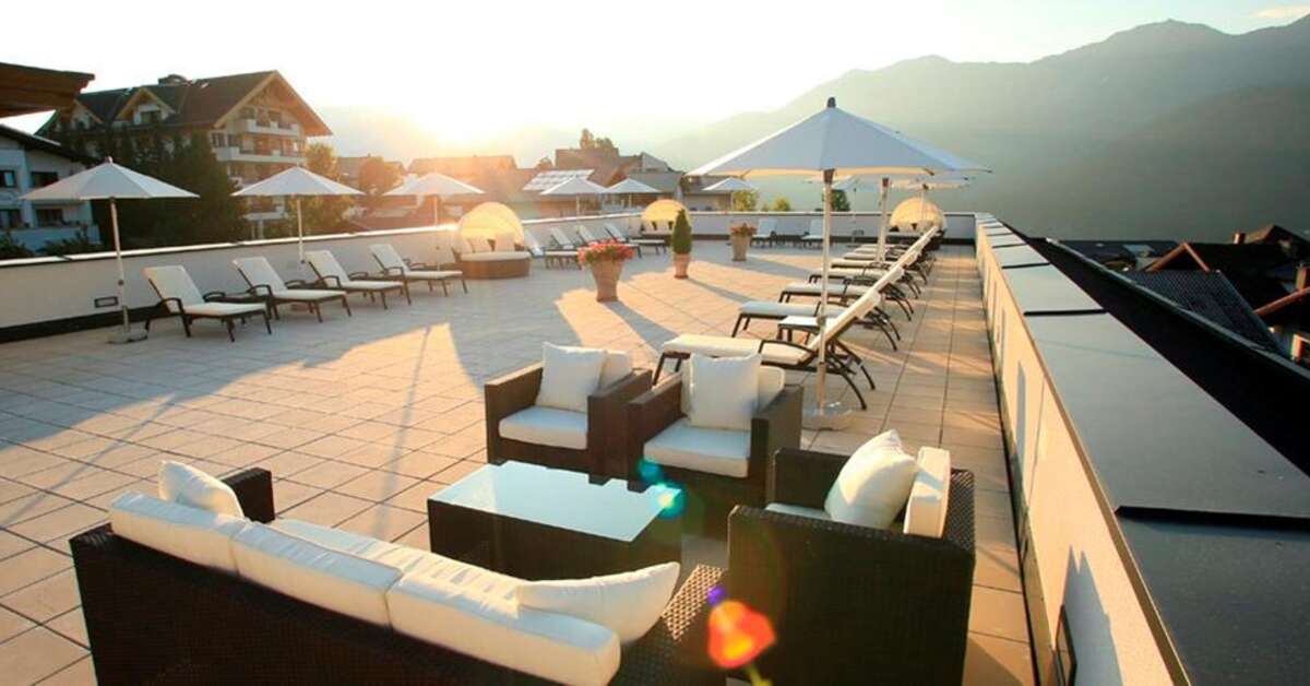 Een foto van het terras bij Hotel Chesa Monte