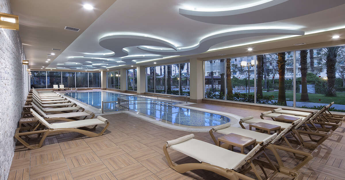 Een foto van het zwembad bij Royal Garden Beach Hotel