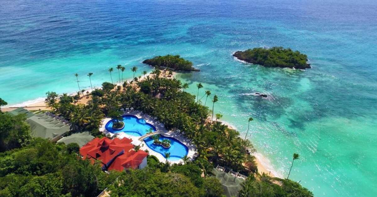 Een foto van het zwembad bij Luxury Bahia Principe Cayo Levantado