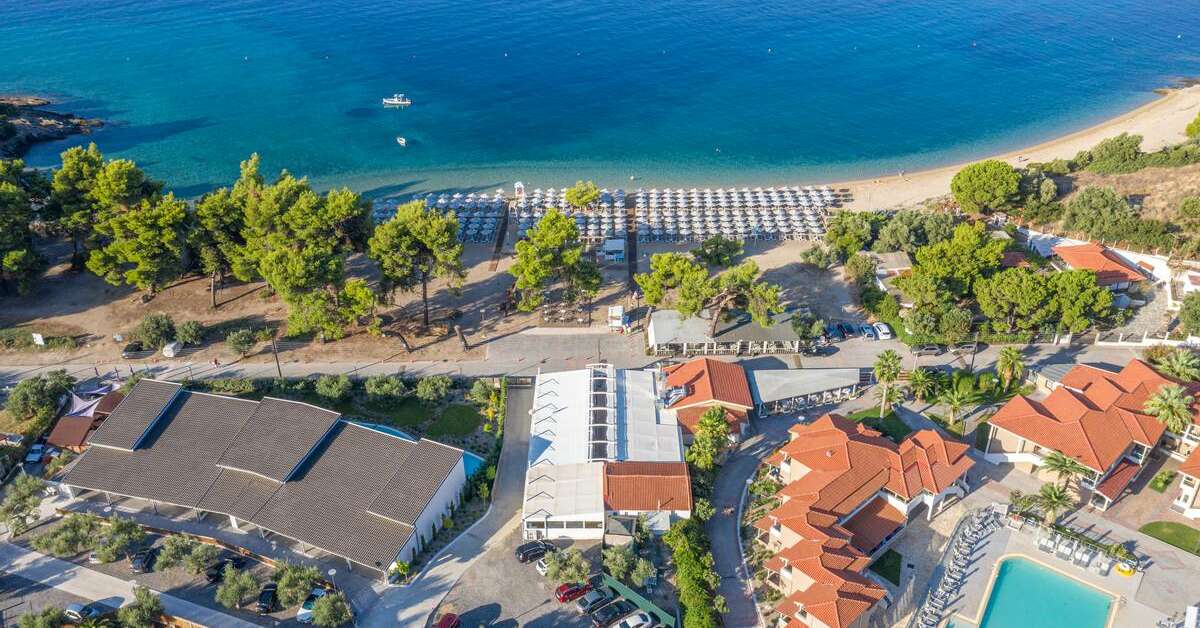 Een foto van de buitenkant van Lagomandra Beach Hotel & Suites