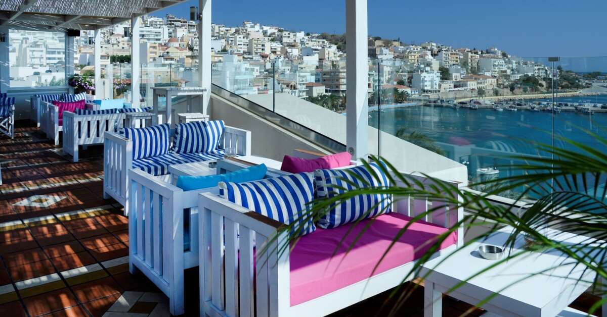 Een foto van het terras bij Itanos Hotel