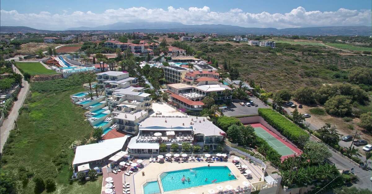 Een foto van het zwembad bij Rethymno Mare Royal
