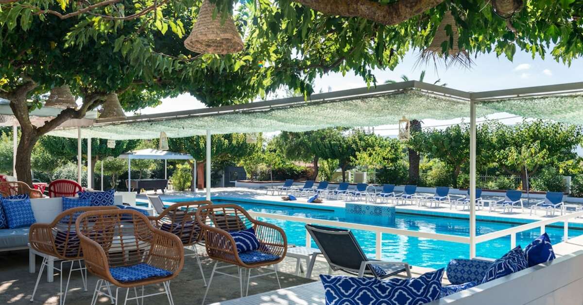 Een foto van het terras bij Sirocco Hotel Kalamaki