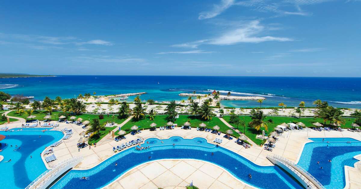 Een foto van het zwembad bij Grand Bahia Principe Jamaica