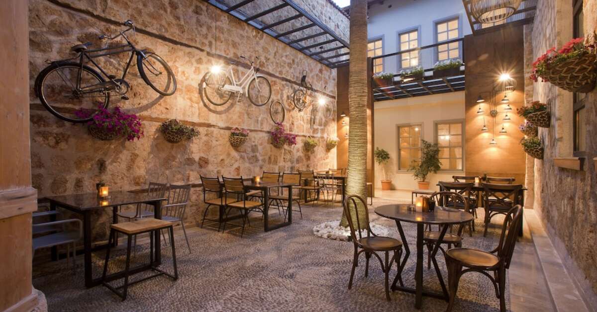 Een foto van het terras bij Alp Pasa Hotel
