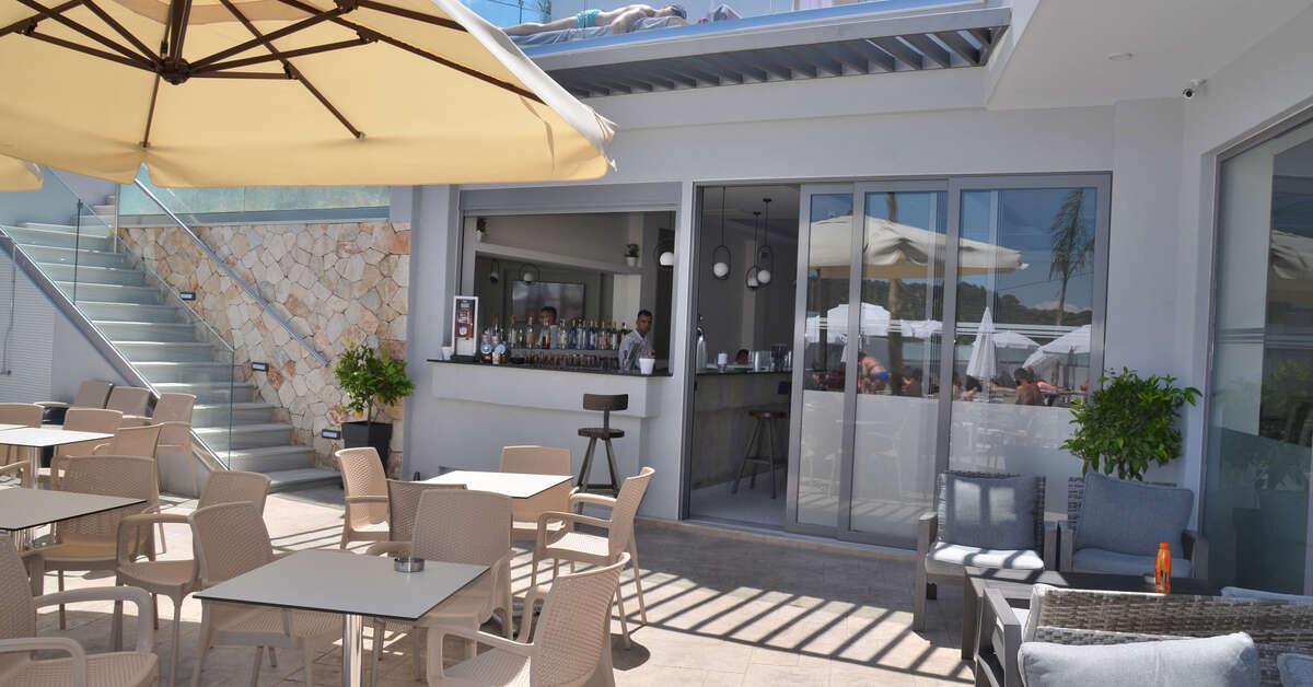 Een foto van het terras bij Tesoro Hotel