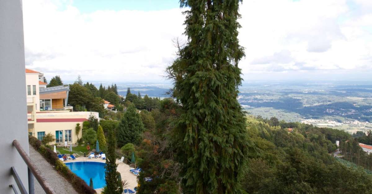 Een foto van het zwembad bij Golden Tulip Caramulo Hotel & Spa