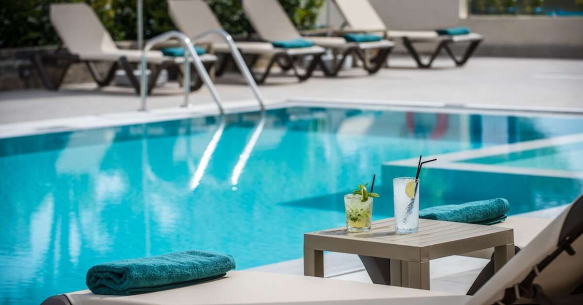 Een foto van het zwembad bij Petousis Hotel & Suites