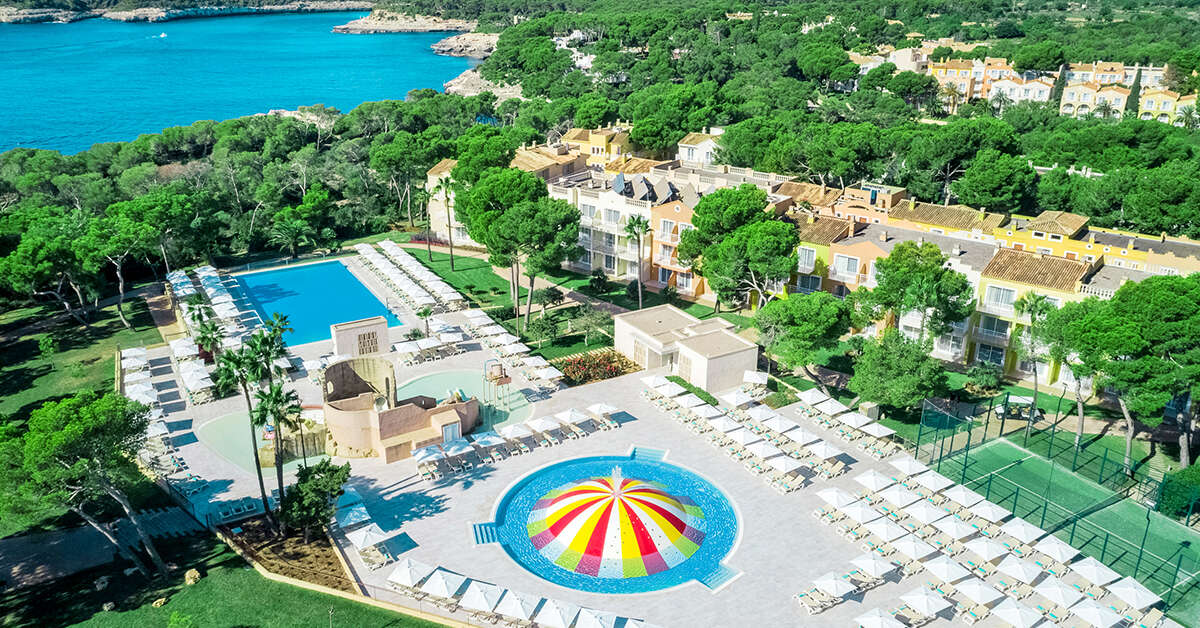 Een foto van de buitenkant van Iberostar Waves Club Cala Barca