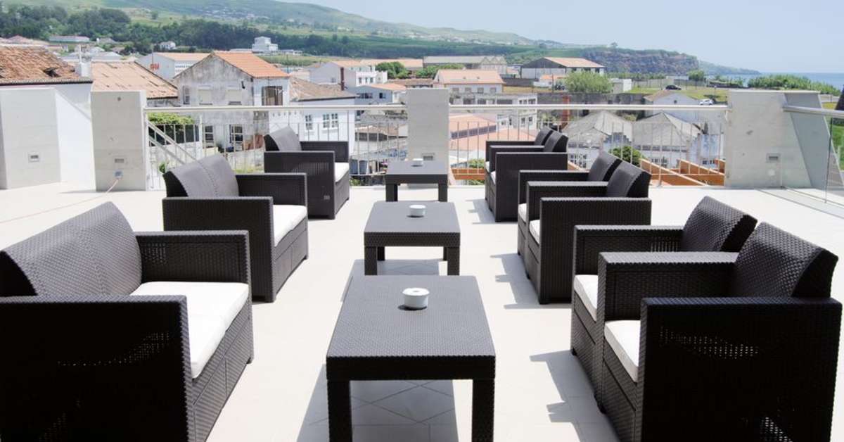 Een foto van het terras bij Angra Marina Hotel