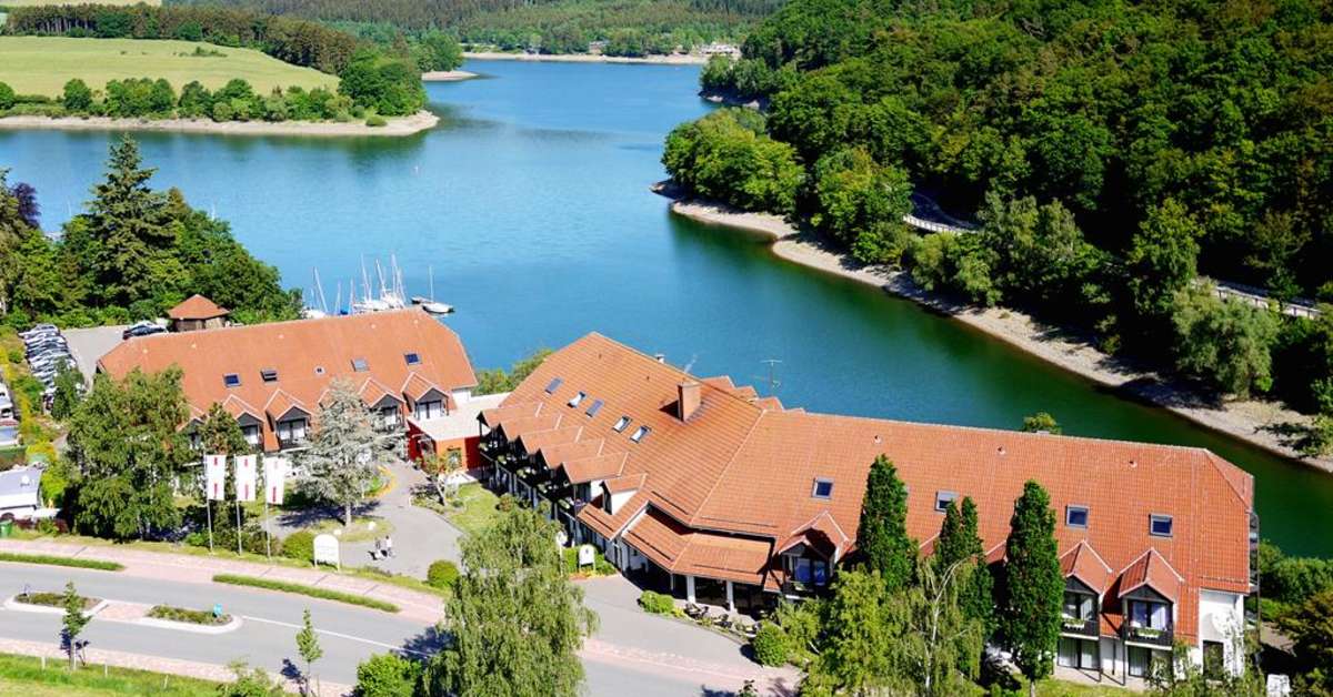 Een foto van de buitenkant van Göbel's Seehotel Diemelsee
