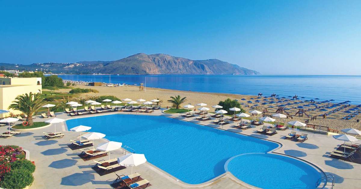 Een foto van het zwembad bij Pilot Beach Resort
