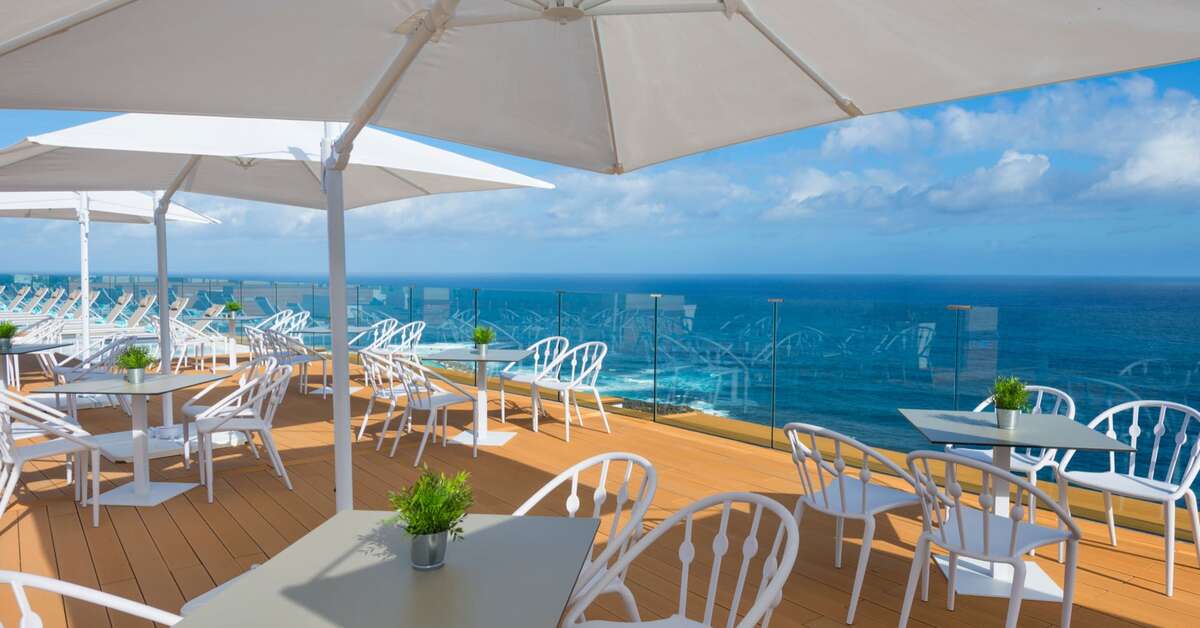 Een foto van het terras bij Atlantic Mirage Suites & Spa