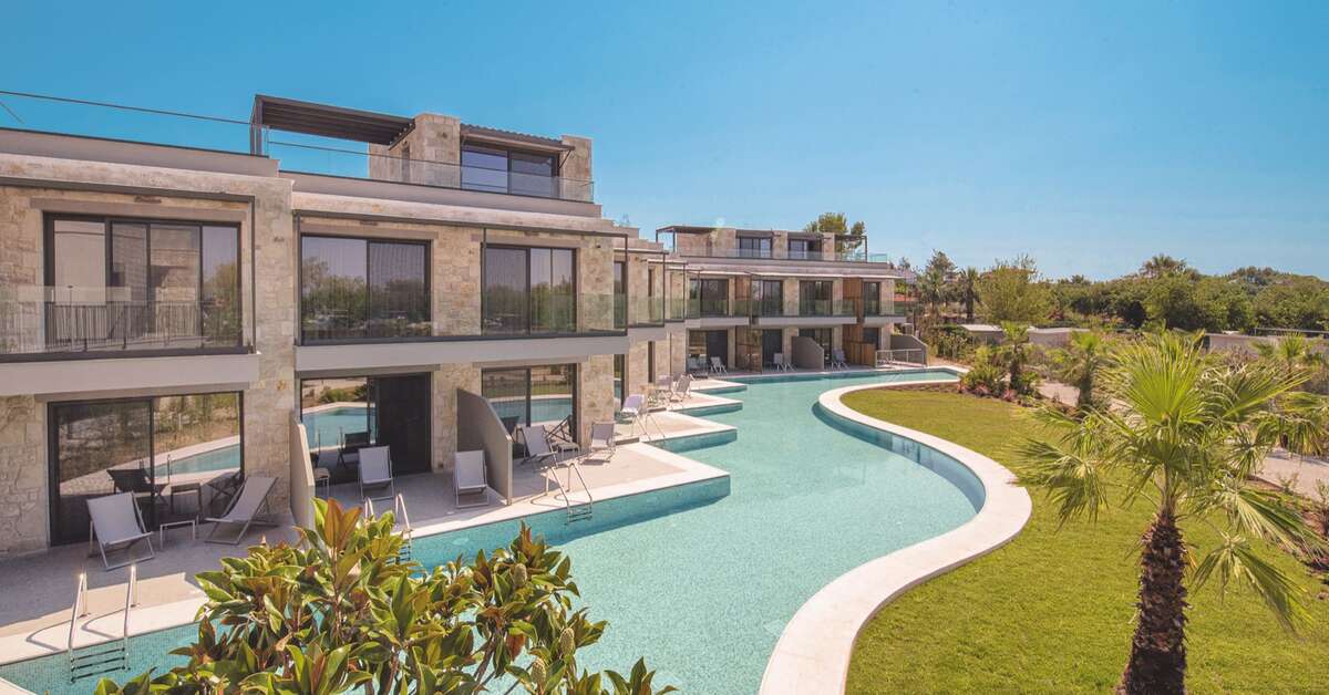 Een foto van het zwembad bij Portes Lithos Luxury Resort