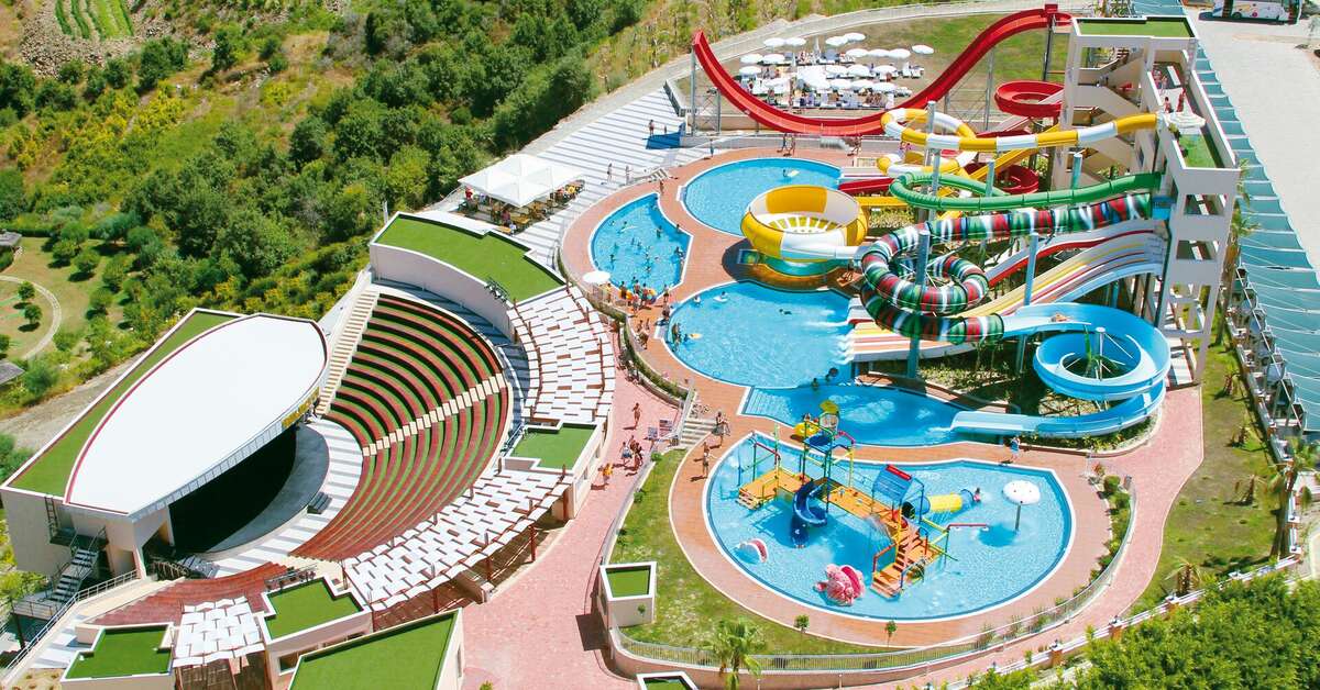Een foto van het zwembad bij Goldcity Hotel