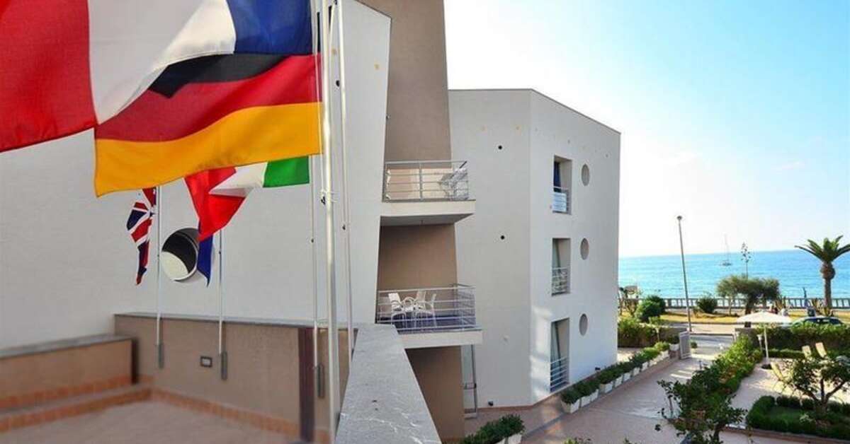 Ein Foto von der Außenansicht des Hotel Astro Suite