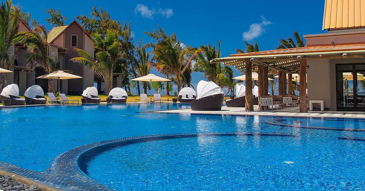 Een foto van het zwembad bij Crystals Beach Resort Belle Mare