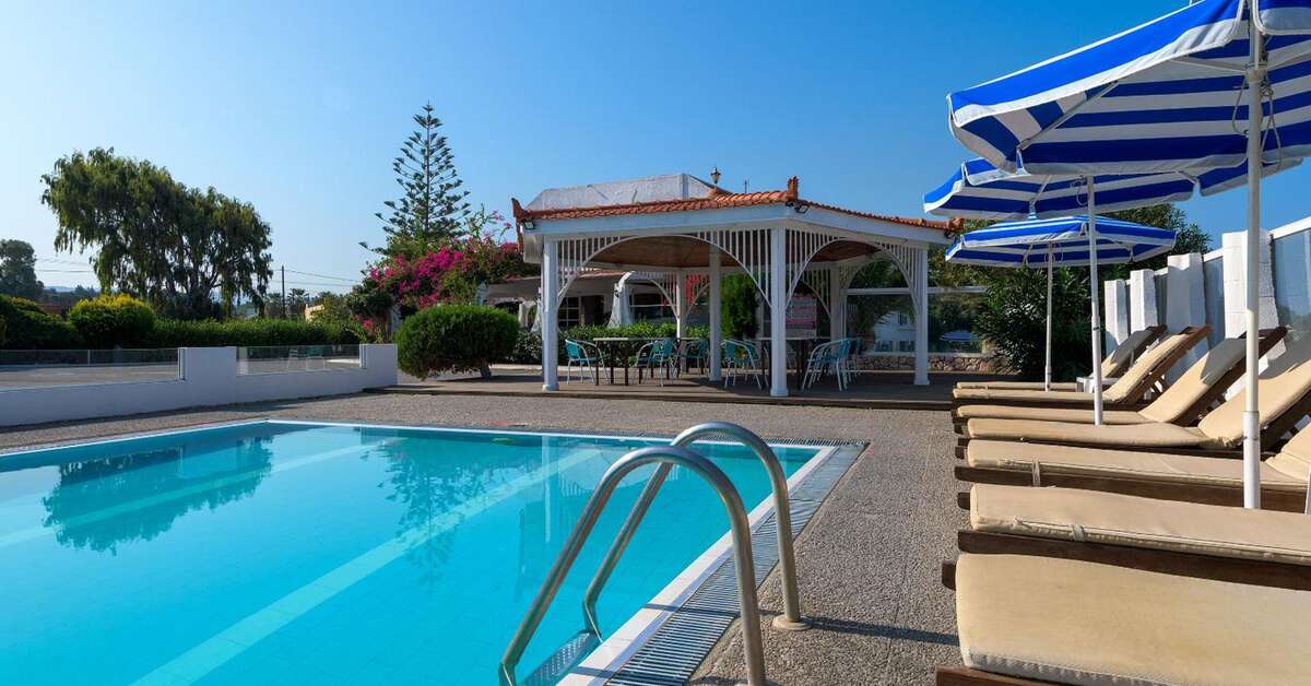 Een foto van het zwembad bij Nirvana Beach Hotel