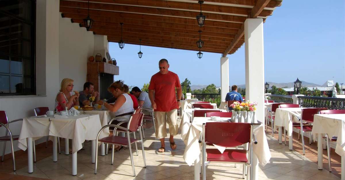Een foto van het terras bij Hotel Palladium
