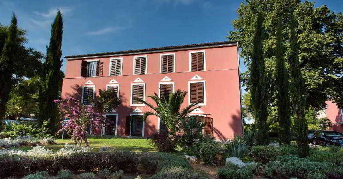 Een foto van de buitenkant van Villa Donat