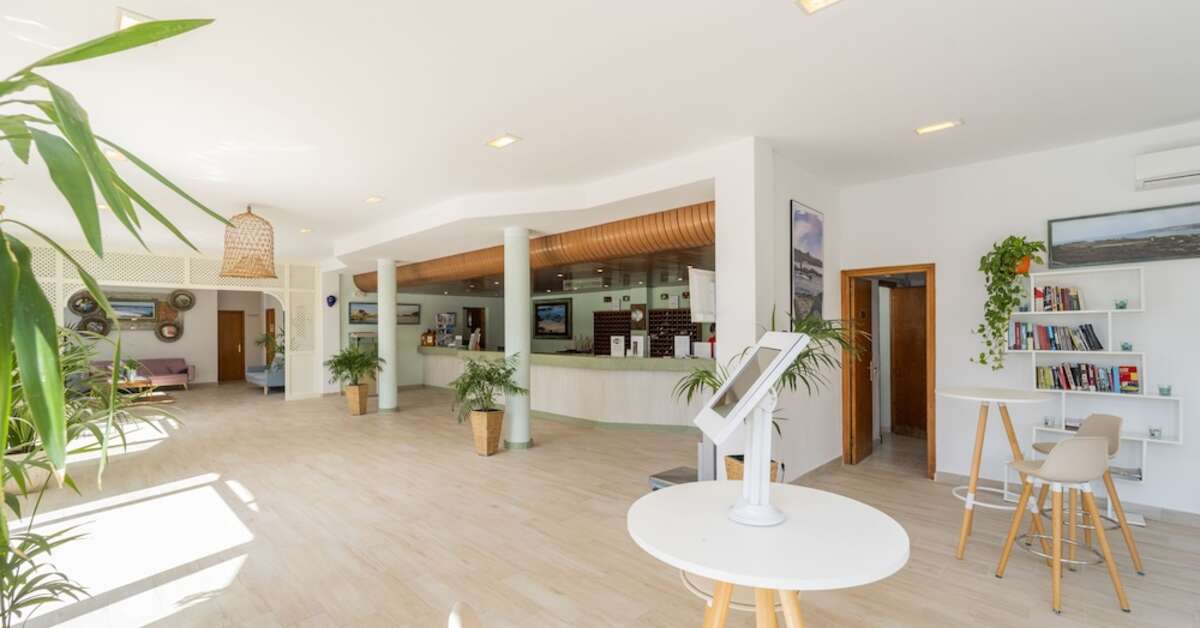 Een foto van het interieur van Beach Club Hotel