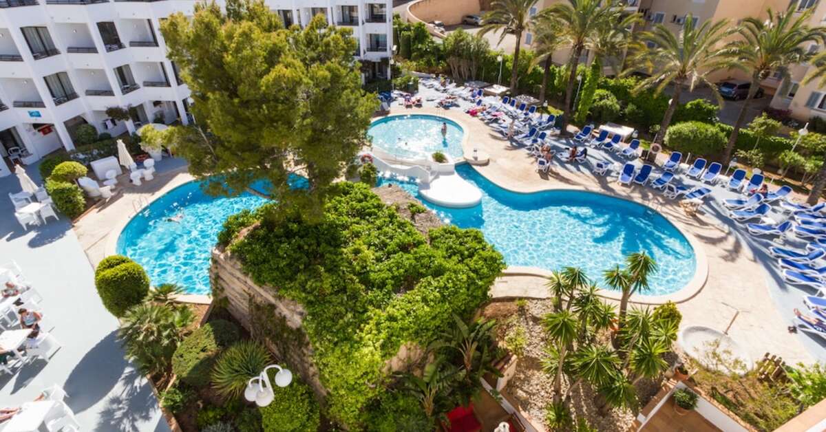 Een foto van het zwembad bij Plazamar Serenity Resort