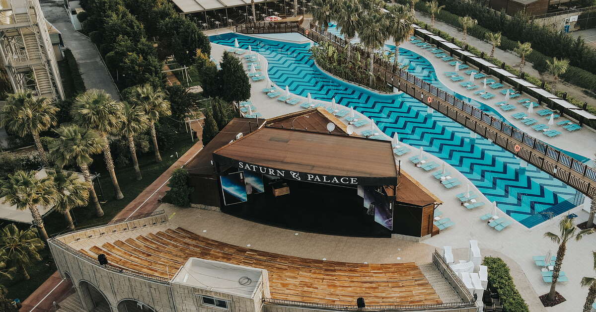 Een foto van het zwembad bij Saturn Palace Resort