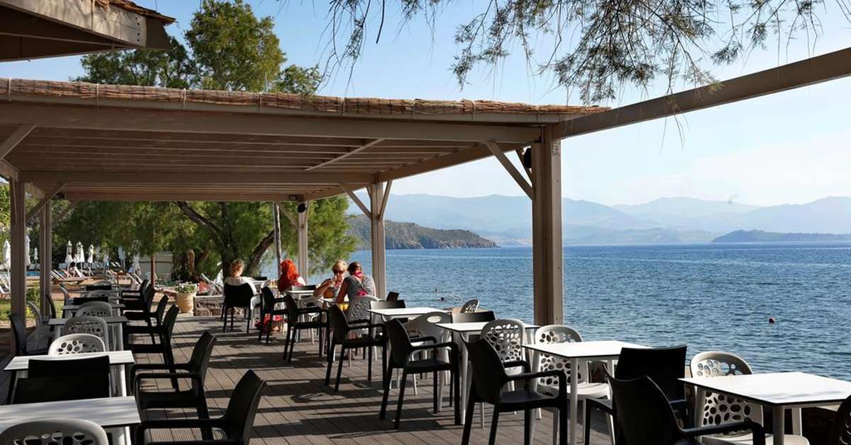 Een foto van het terras bij Olive Press Aparthotel