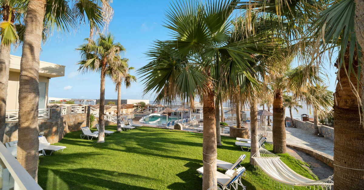 Een foto van het terras bij Aeolos Beach Resort Hotel
