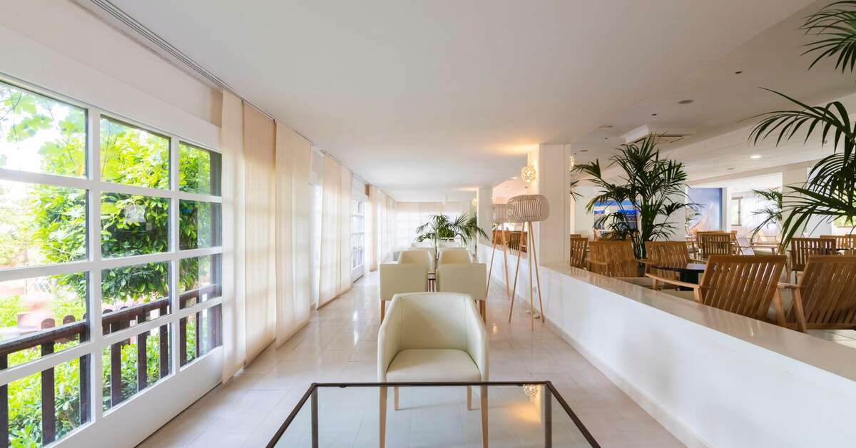 Een foto van het interieur van azuLine Hotel Bergantin