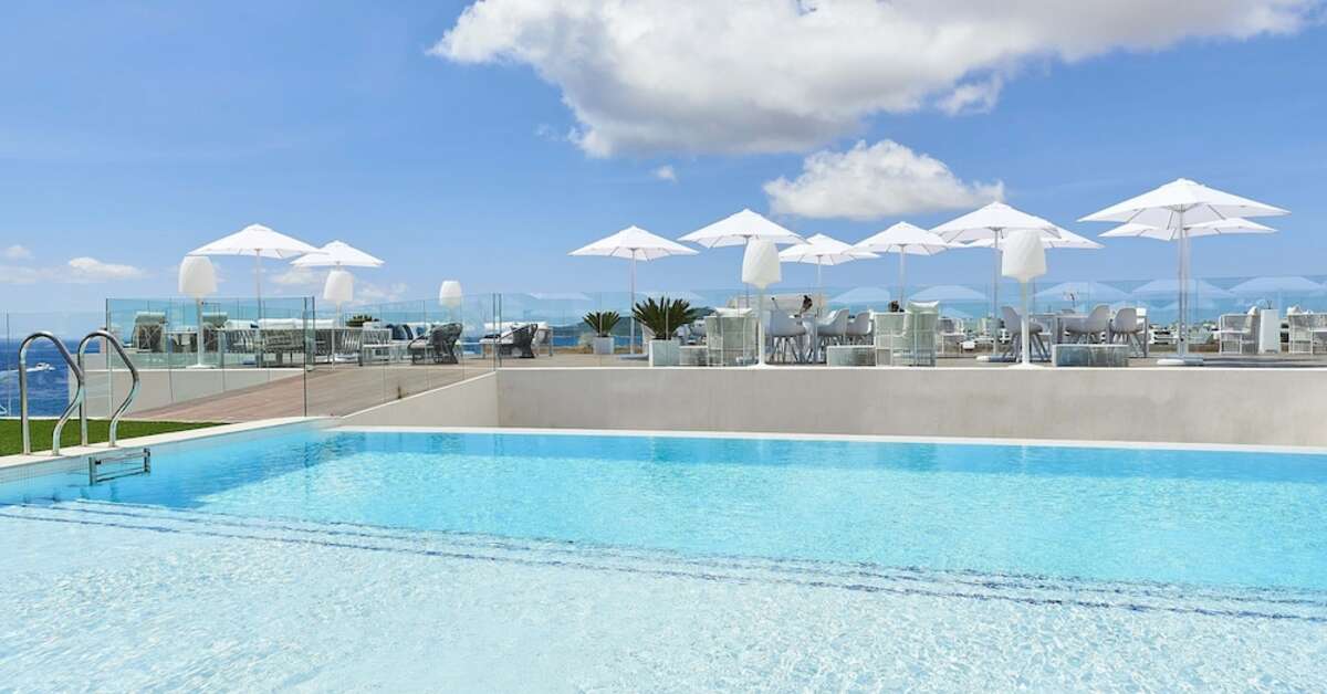 Een foto van het zwembad bij Eurostars Ibiza