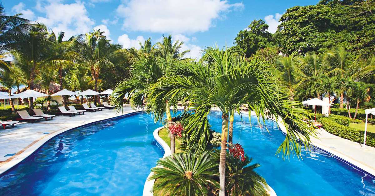 Een foto van het zwembad bij Luxury Bahia Principe Cayo Levantado