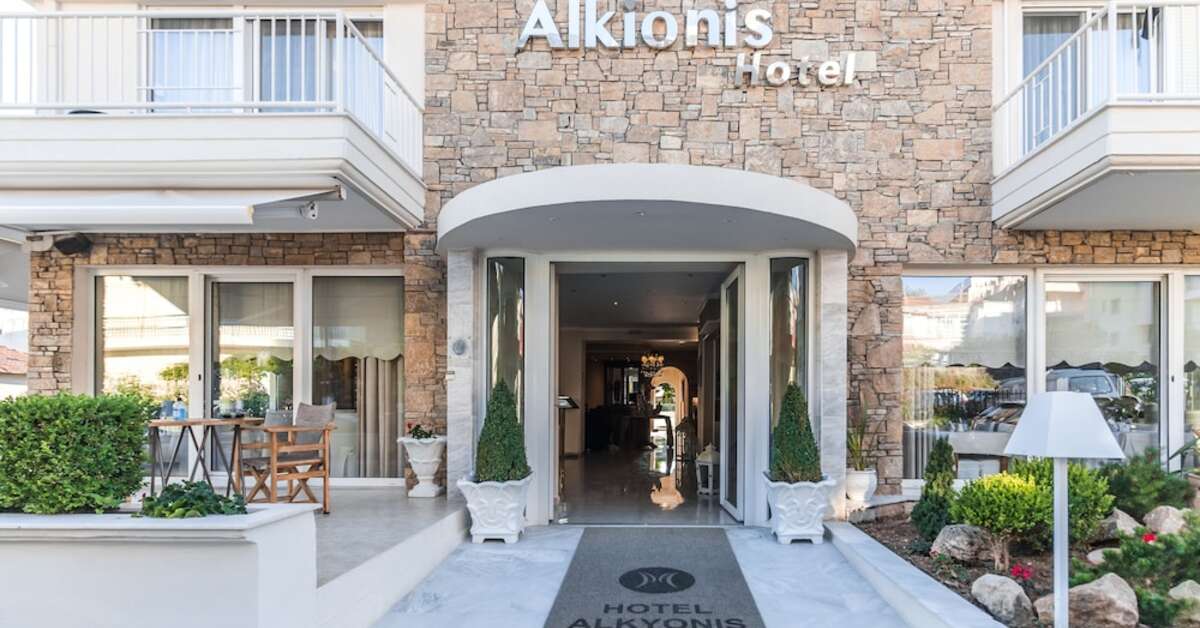 Een foto van de buitenkant van Alkyonis Hotel