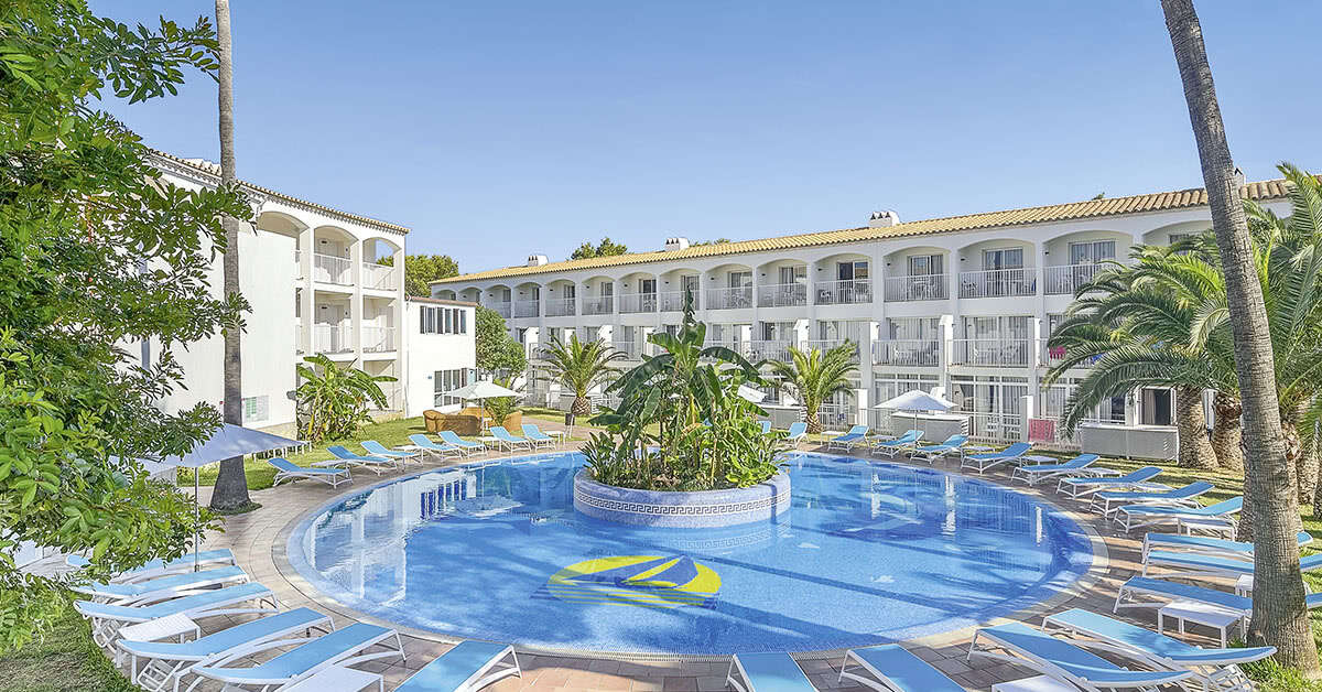 Een foto van het zwembad bij Hotel Vibra Cala Tarida