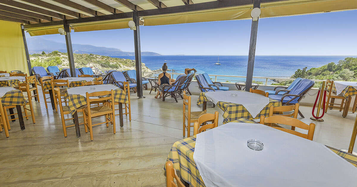 Een foto van het terras bij Glicorisa Beach Hotel