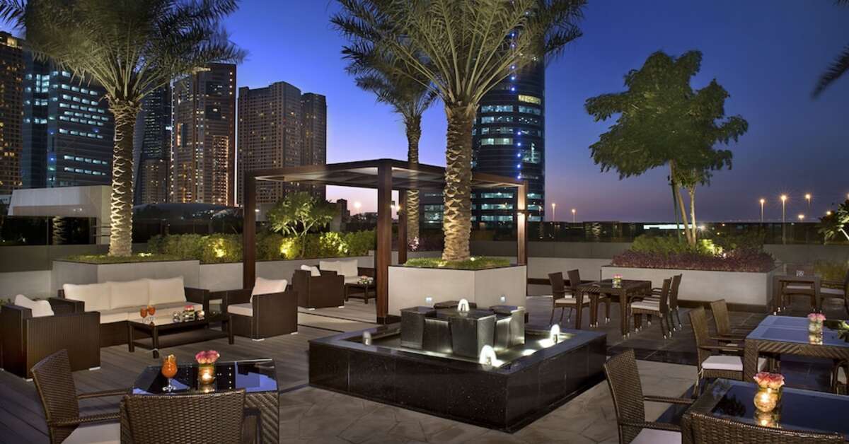 Een foto van het terras bij Atana Hotel
