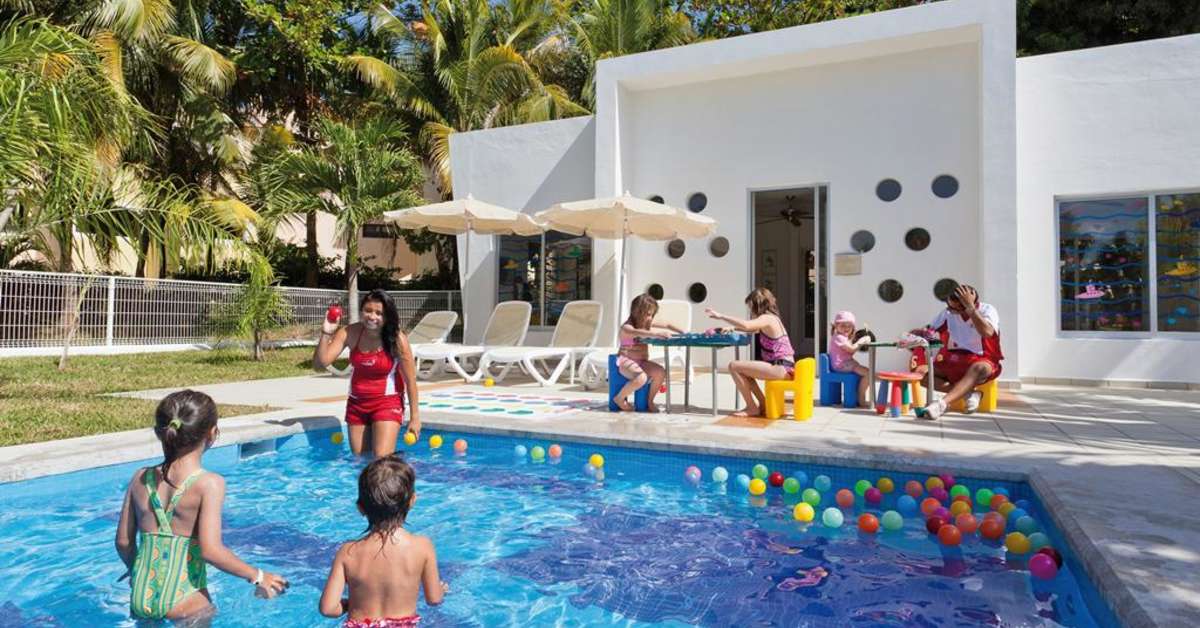 Een foto van het zwembad bij Riu Palace Mexico