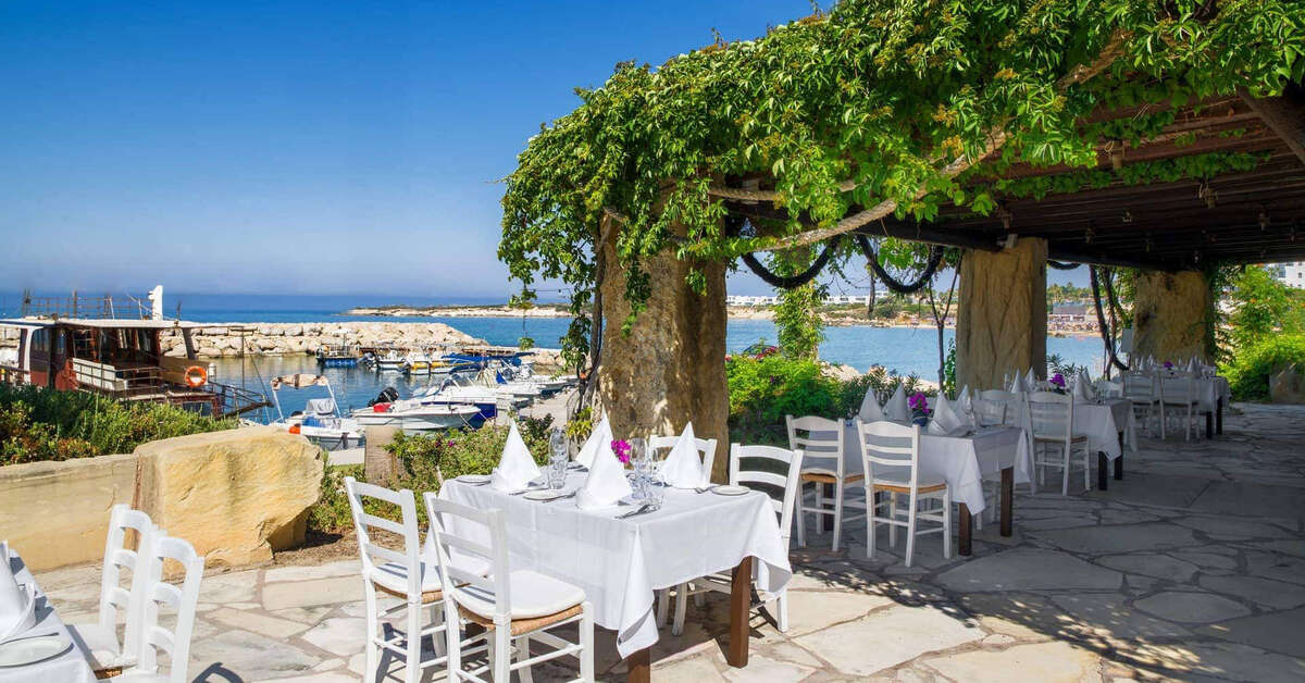 Een foto van het terras bij Coral Beach Hotel & Resort